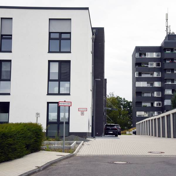 Ansicht auf eine Reihe Garagen in einem Wohngebiet.