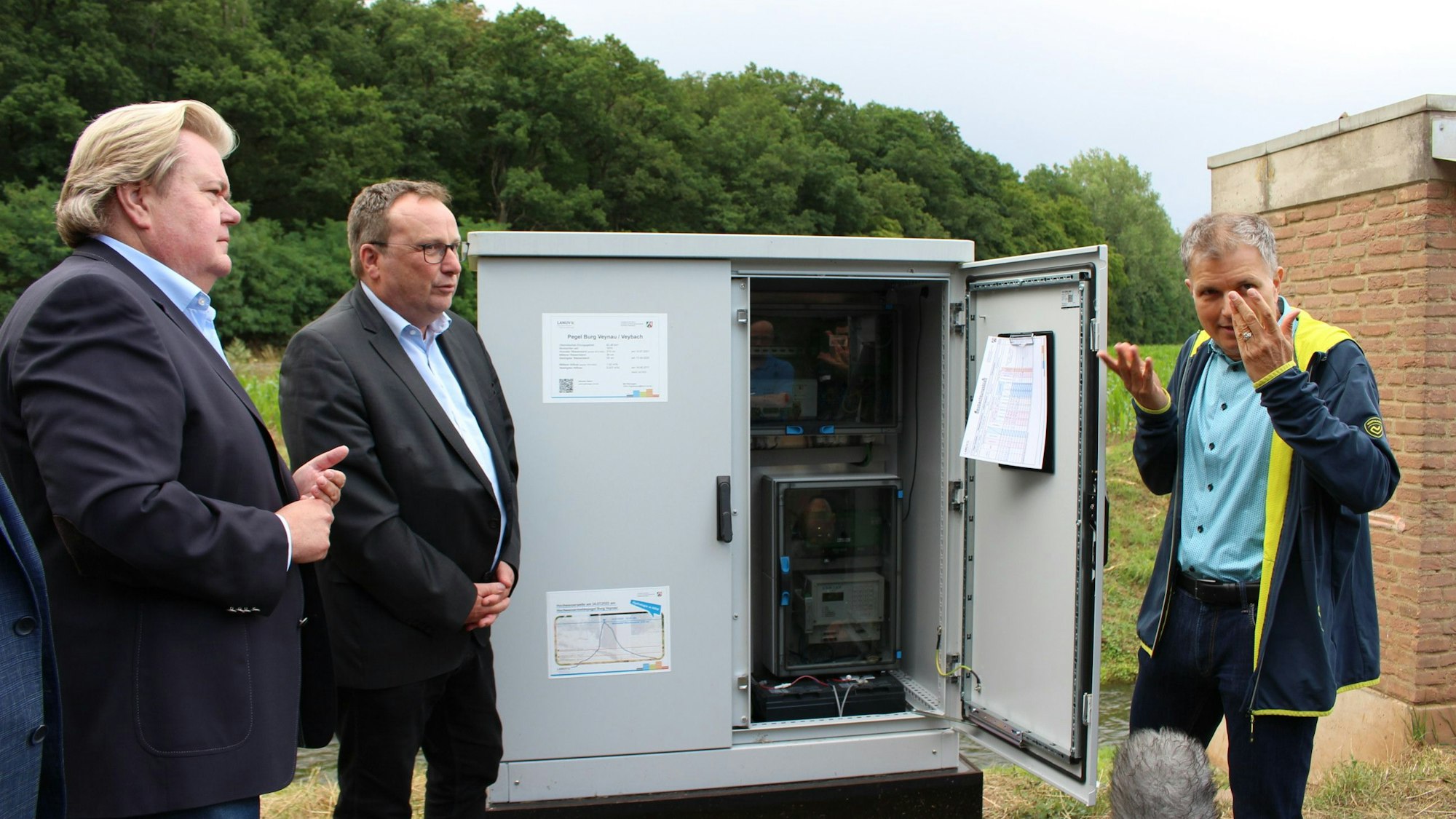 NRW-Umweltminister Oliver Krischer und der Landtagsabgeordnete Klaus Voussem stehen an der neuen Messstation.