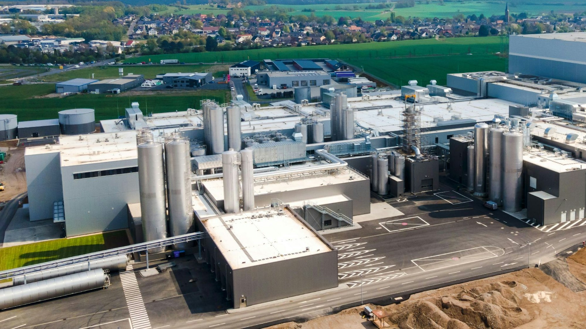 Luftbild der Hochwald-Molkerei Mechernich - im Hintergrund die beiden Ortschaften Obergartzem und Firmenich.