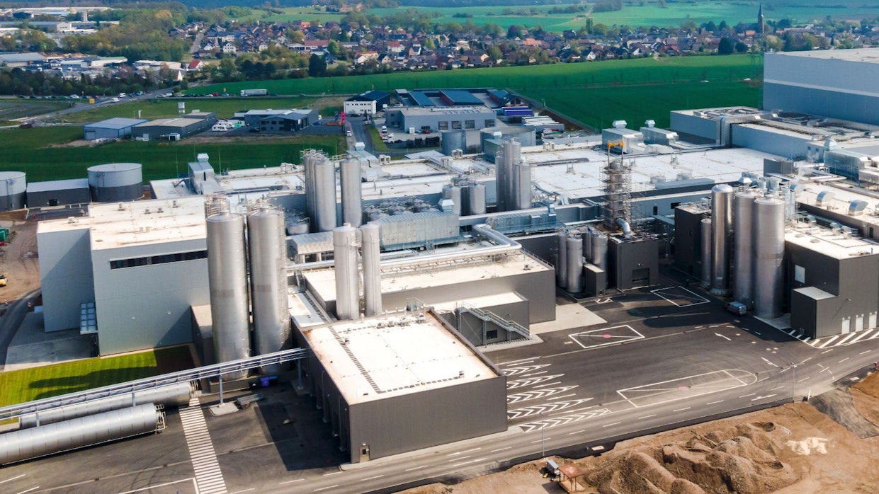 Luftbild der Hochwald-Molkerei Mechernich - im Hintergrund die beiden Ortschaften Obergartzem und Firmenich.