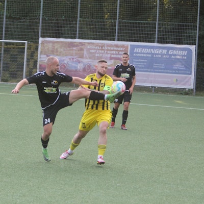 Mondorfs Markus Stein (links) glich die Spicher Führung durch Lukas Püttmann (rechts) aus.