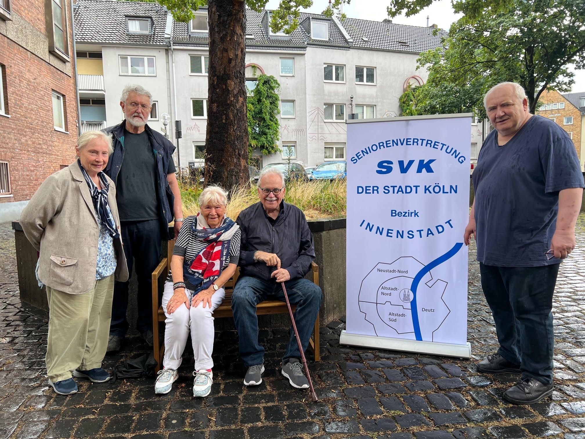 Vertreterinnen und Vertreter der Seniorenvertretung Innenstadt mit ihrer neu aufgestellten Bank an der Ursulakirche.