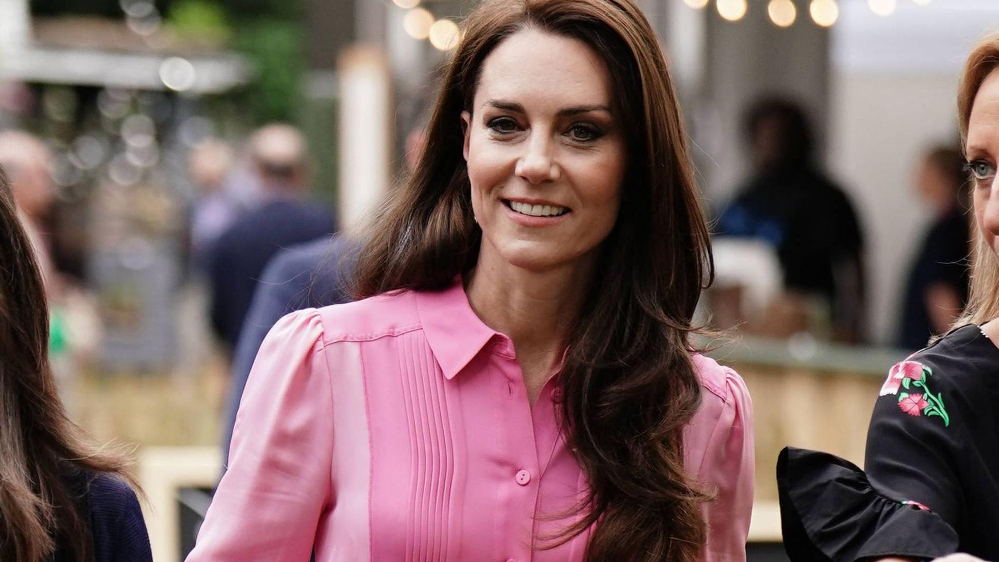 Prinzessin Kate in einem pinken Kleid.
