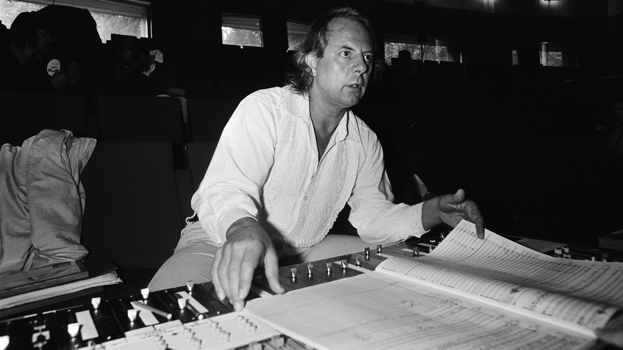 Karlheinz Stockhausen sitzt während einer Probe zu seinem Stück „Michaels Heimkehr“ an einem Schaltpult.
