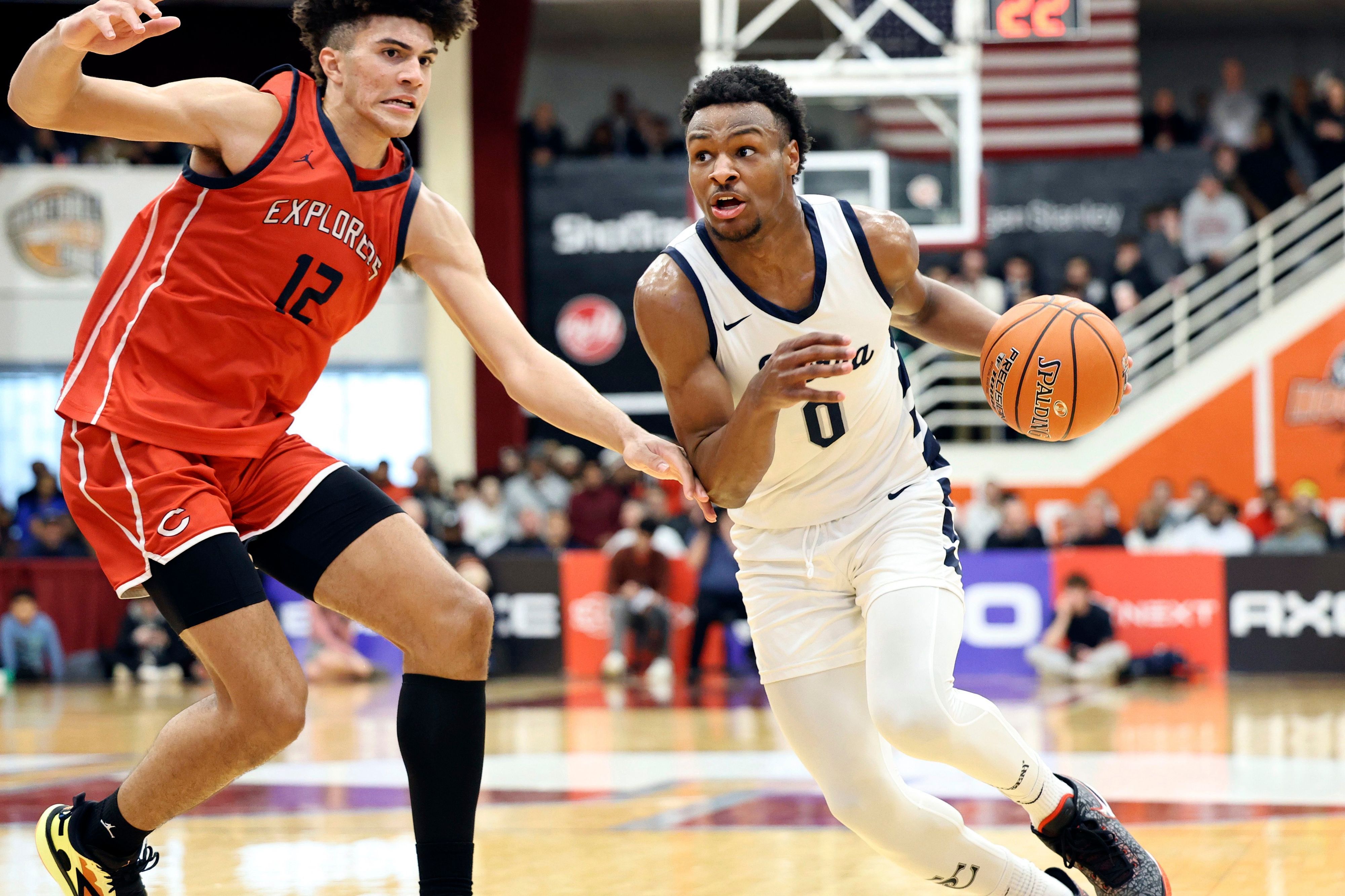 USA, Springfield: Sierra Canyons Bronny James (0) spielt gegen Christopher Columbus während eines Highschool-Basketballspiels beim Hoophall Classic.