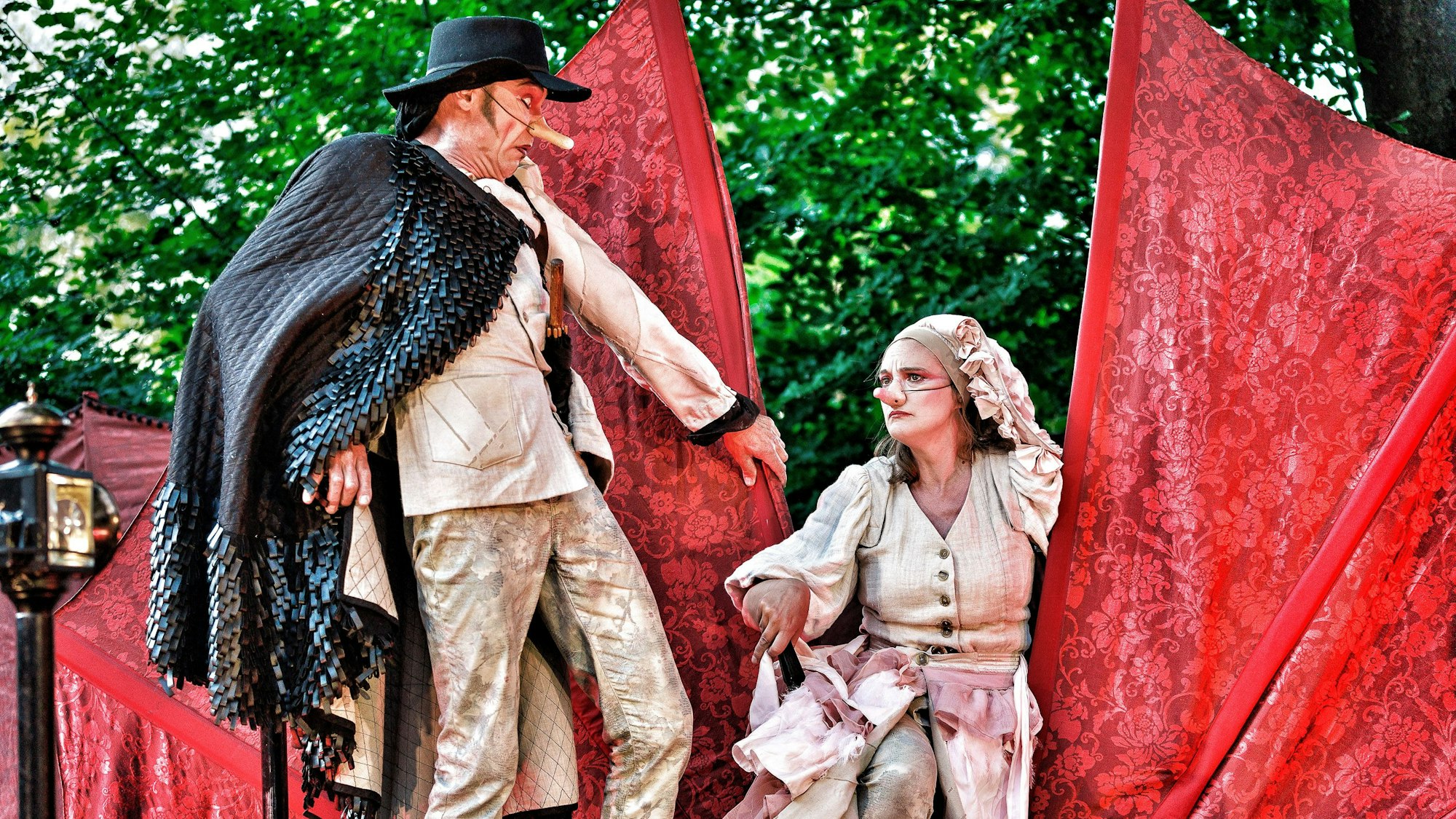 verkleidete Darsteller auf einer Bühne