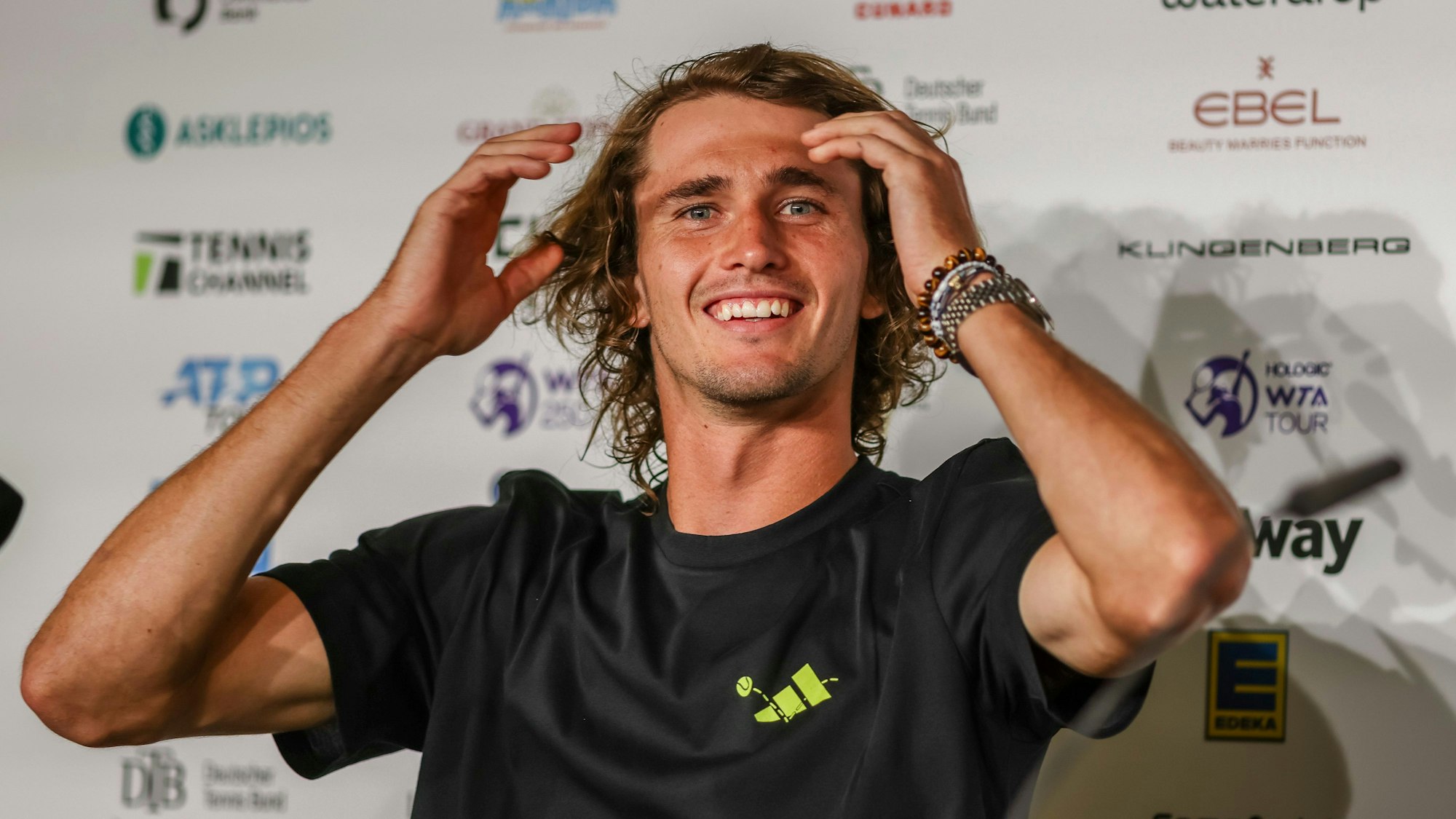 Alexander Zverev aus Deutschland spricht während eines Interviews.