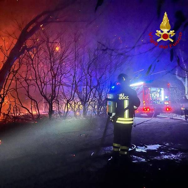Feuerwehrleute kämpfen gegen einen Waldbrand auf Sizilien. Auf der italienischen Insel sorgt die aktuelle Hitzewelle auch für Stromausfälle.