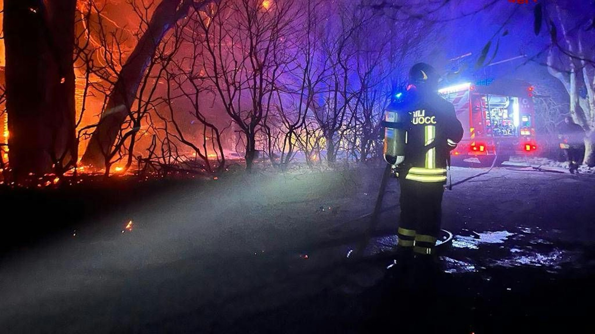 Feuerwehrleute kämpfen gegen einen Waldbrand auf Sizilien. Auf der italienischen Insel sorgt die aktuelle Hitzewelle auch für Stromausfälle.