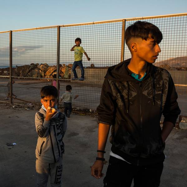 Flüchtlinge aus dem niedergebrannten Lager Moria auf Lesbos und von anderen griechischen Inseln stehen im Hafen von Lavrio bei Athen.