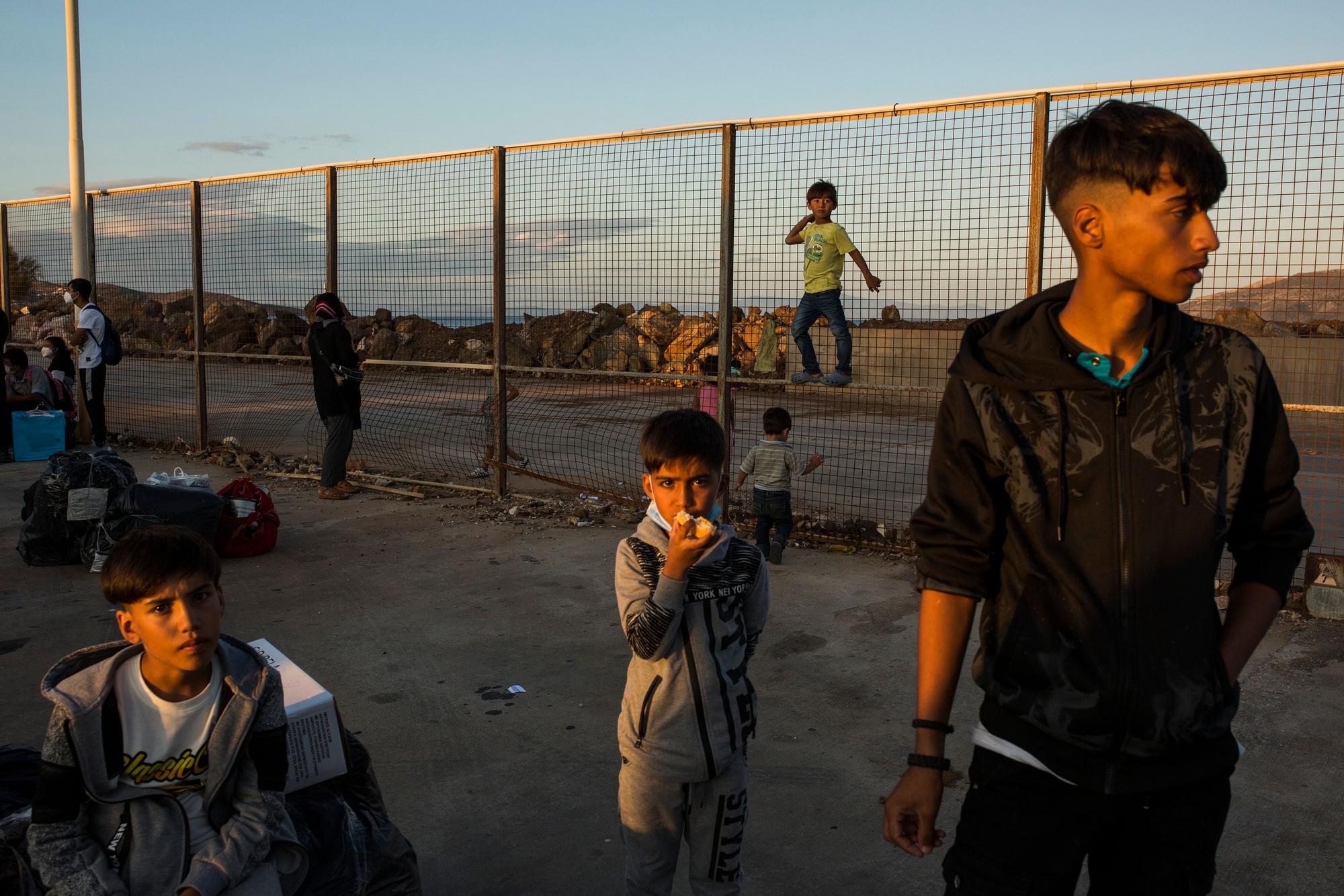 Flüchtlinge aus dem niedergebrannten Lager Moria auf Lesbos und von anderen griechischen Inseln stehen im Hafen von Lavrio bei Athen.
