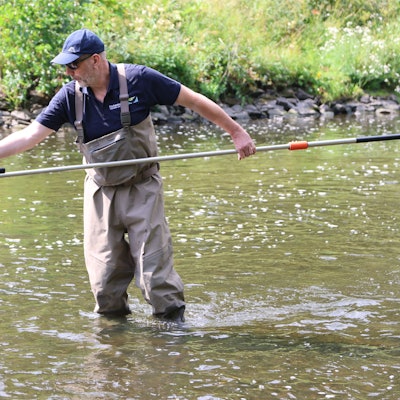 Dr. Olaf Niepagenkemper bei Unterwasseraufnahmen in der Agger.