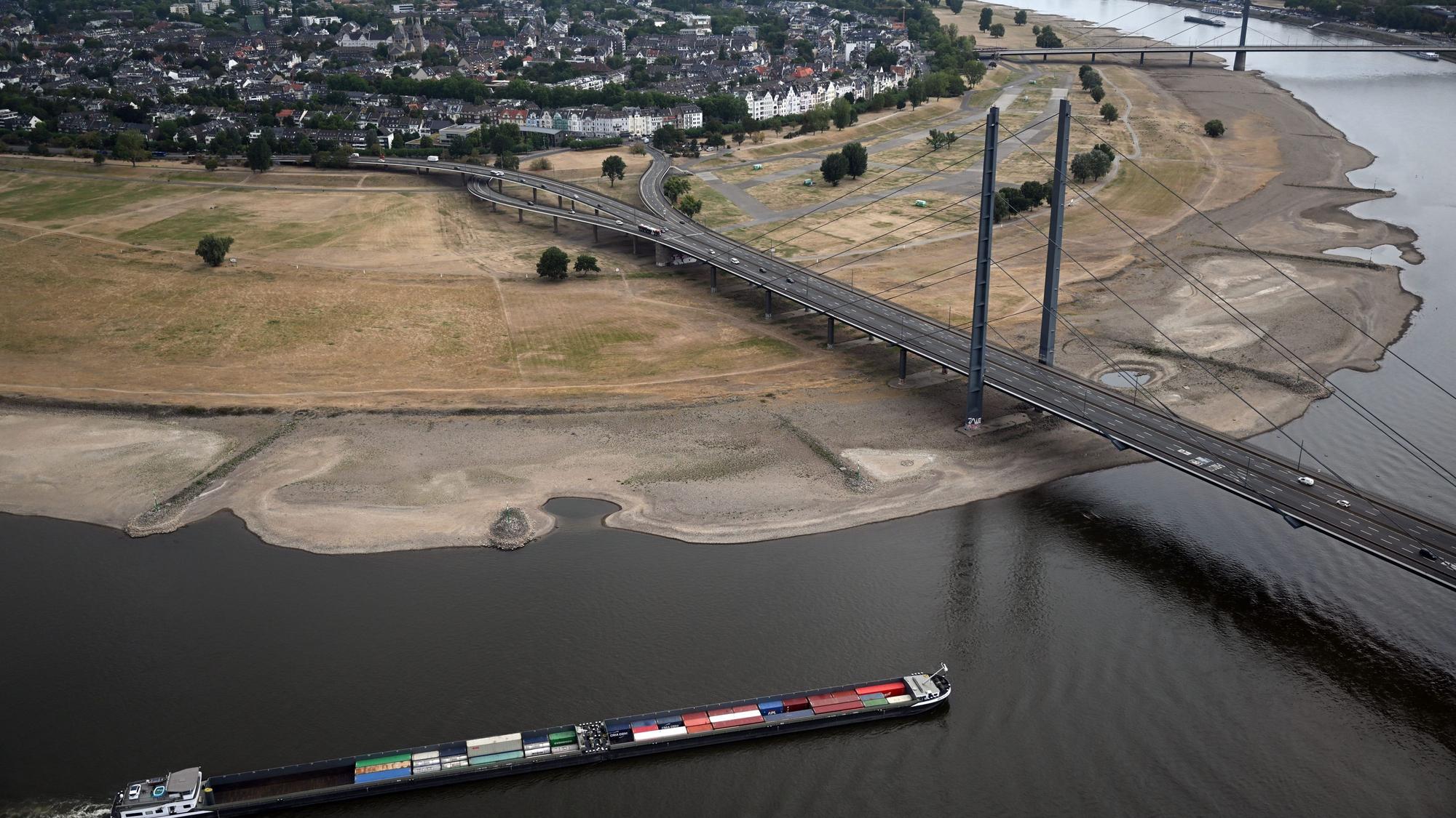 Ein Frachtschiff fährt auf dem Rhein.