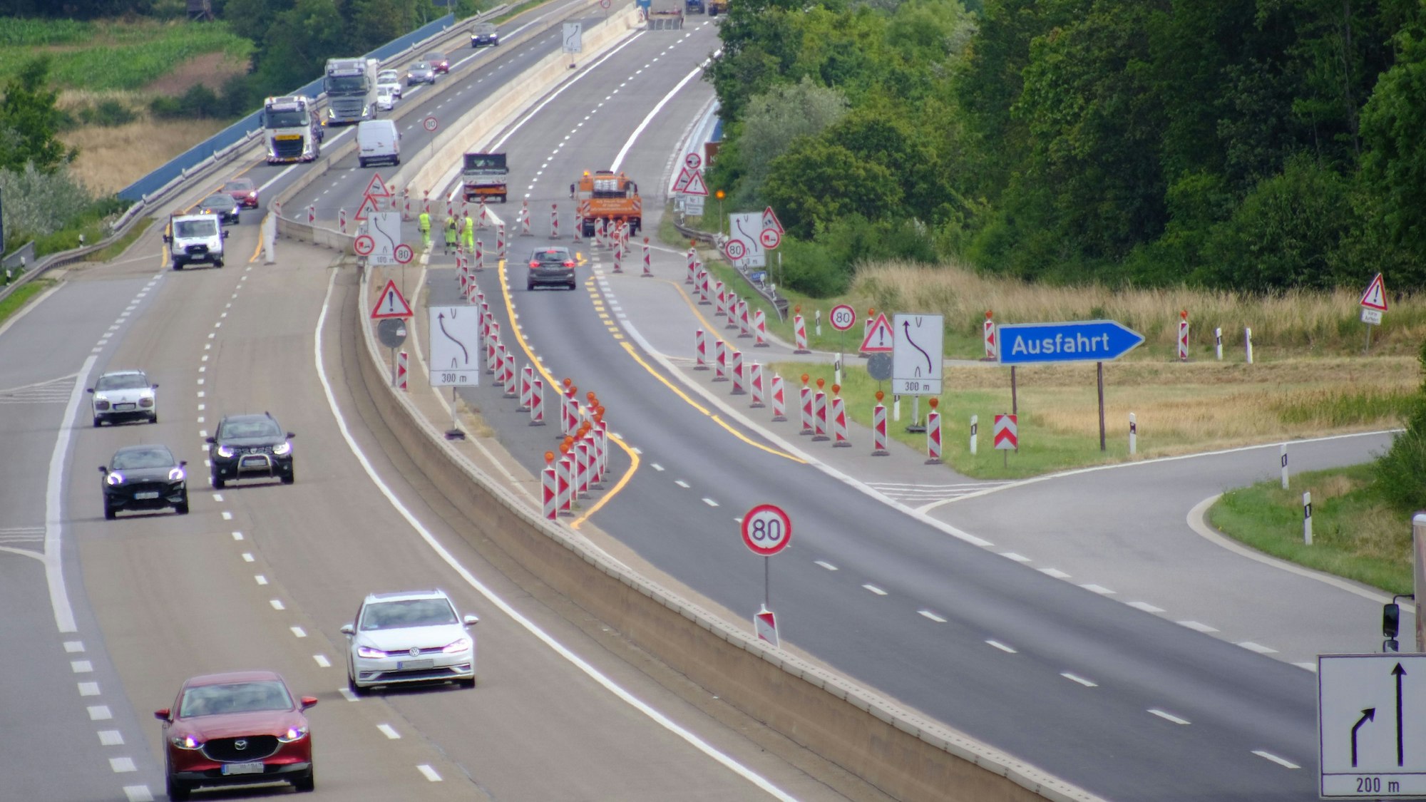 Vor einer Autobahnbaustelle wird der Verkehr auf jeweils einen Fahrstreifen verengt.