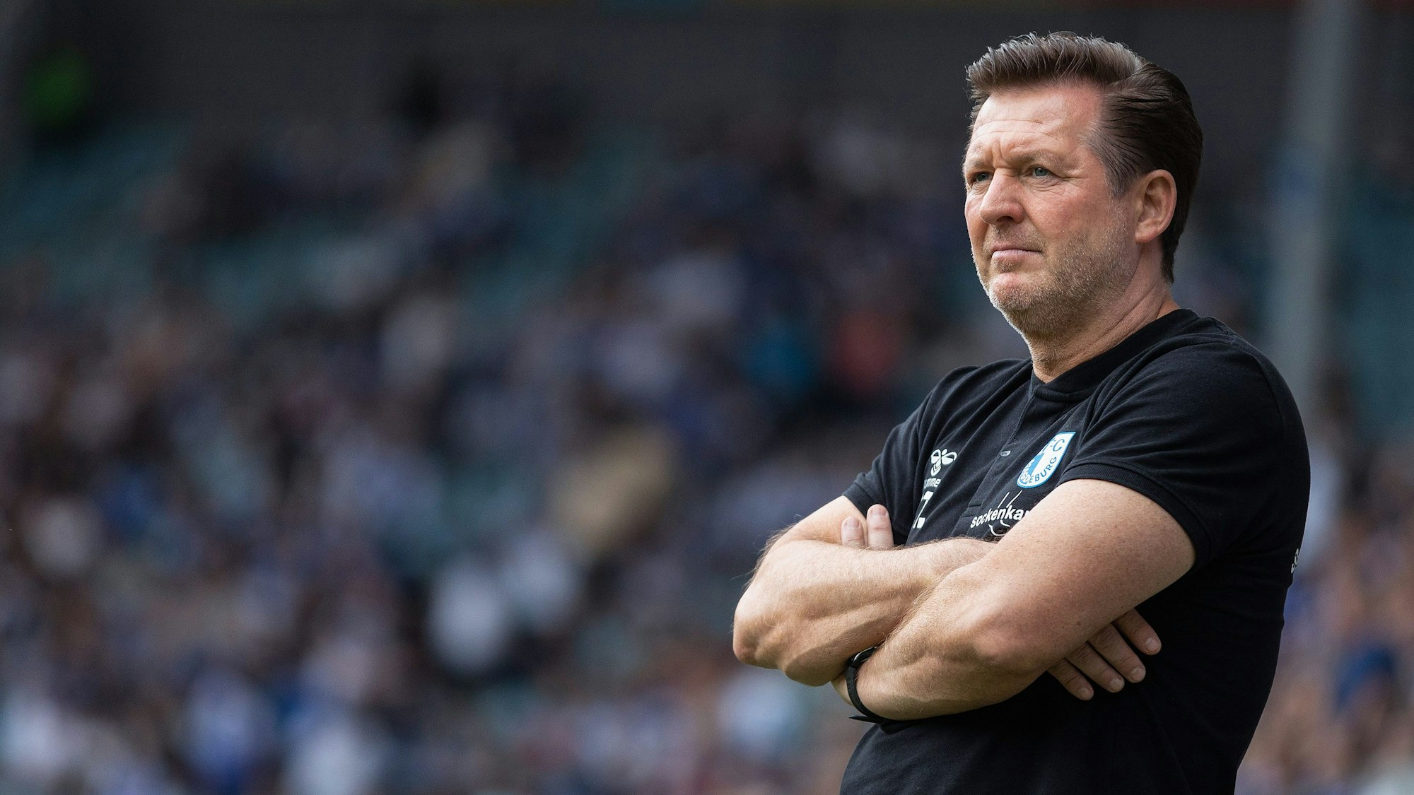 Magdeburgs Trainer Christian Titz steht am Spielfeldrand.