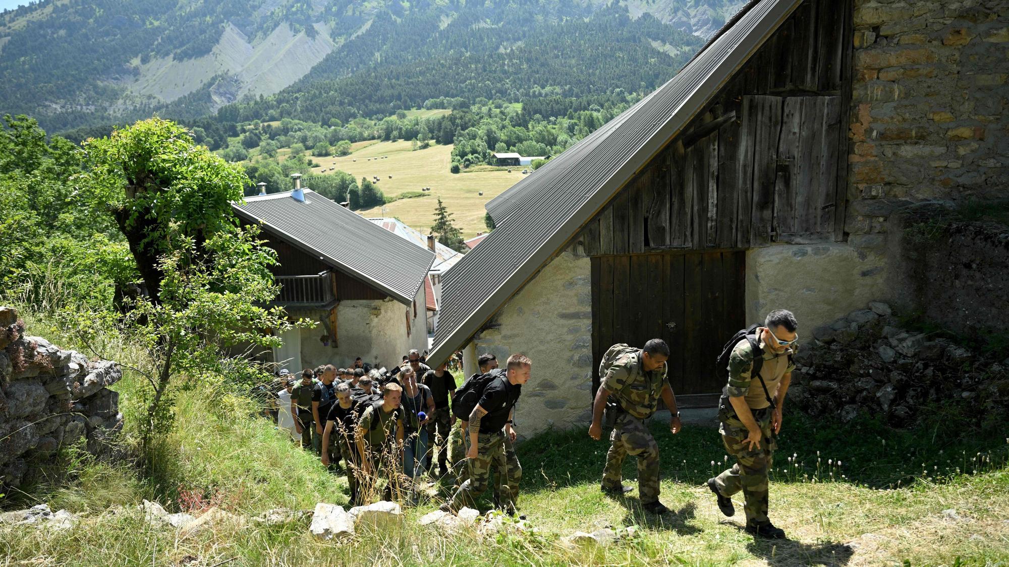 Mitglieder der französischen Gendarmerie suchen im Ort Le Vernet im Département Alpes-de-Haute-Provence nach dem vermissten zweijährigen Jungen Émile.