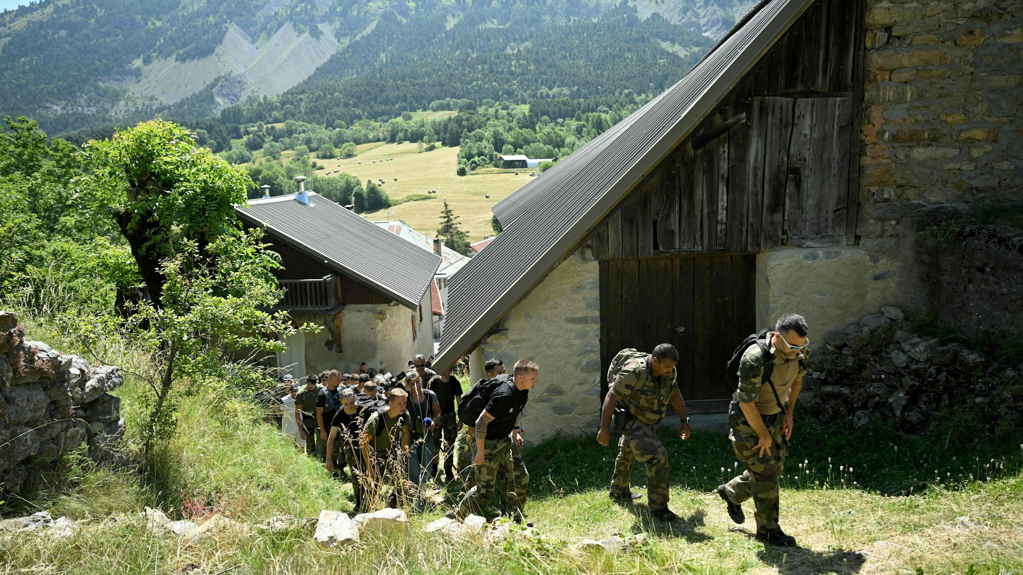 Mitglieder der französischen Gendarmerie suchen im Ort Le Vernet im Département Alpes-de-Haute-Provence nach dem vermissten zweijährigen Jungen Émile.