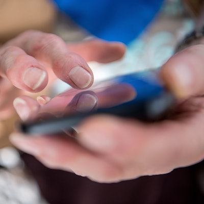 Das Foto zeigt, wie eine Seniorin auf ihrem Smartphone tippt. Die Szene ist gestellt.
