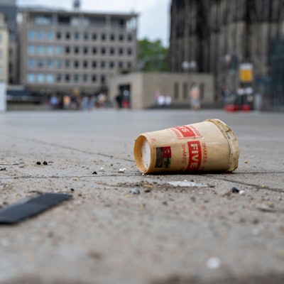 Wegwerfbecher und Unrat vor dem Dom