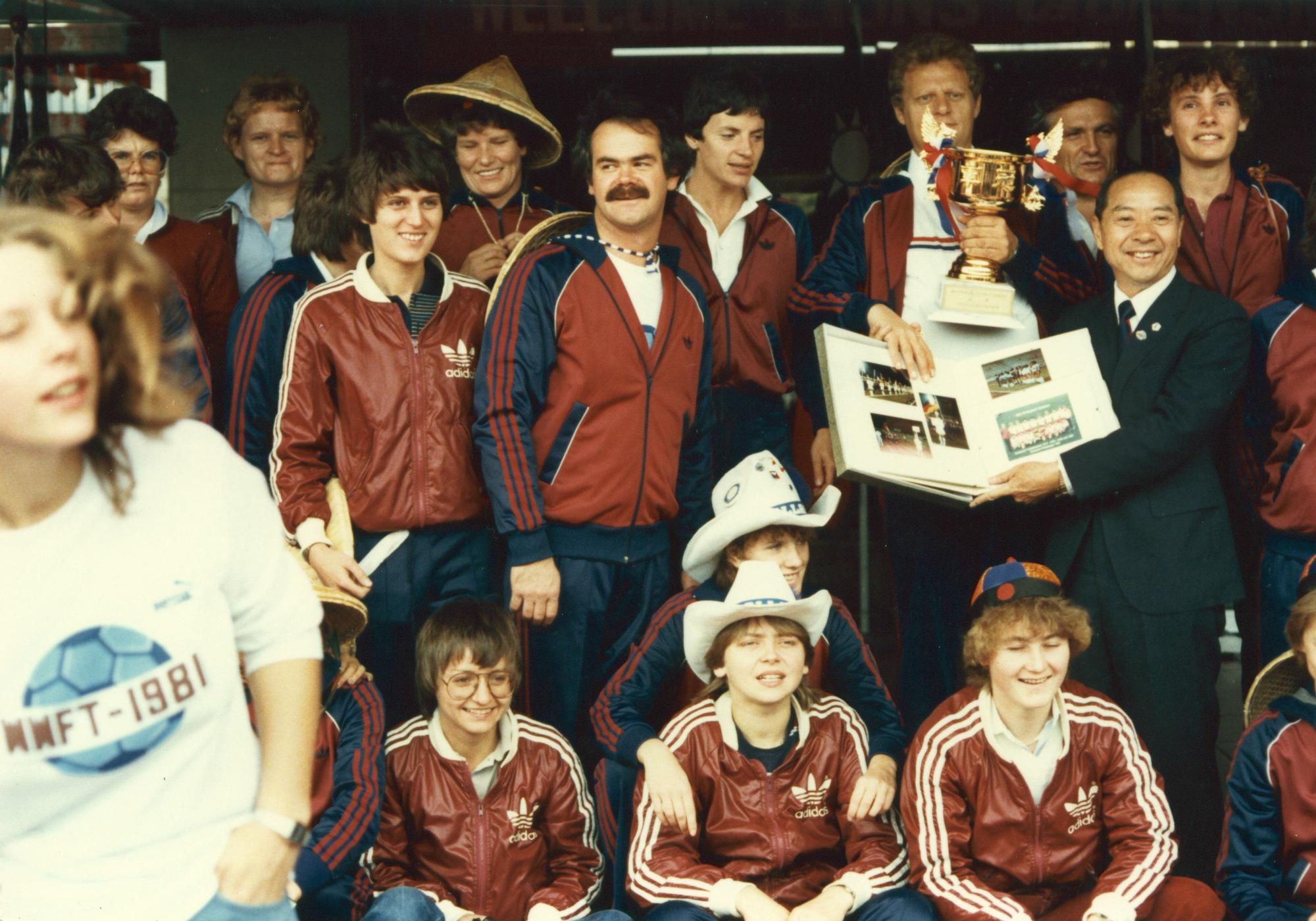 Gruppenfoto mit Spielerinnen und dem Turnier-Pokal.