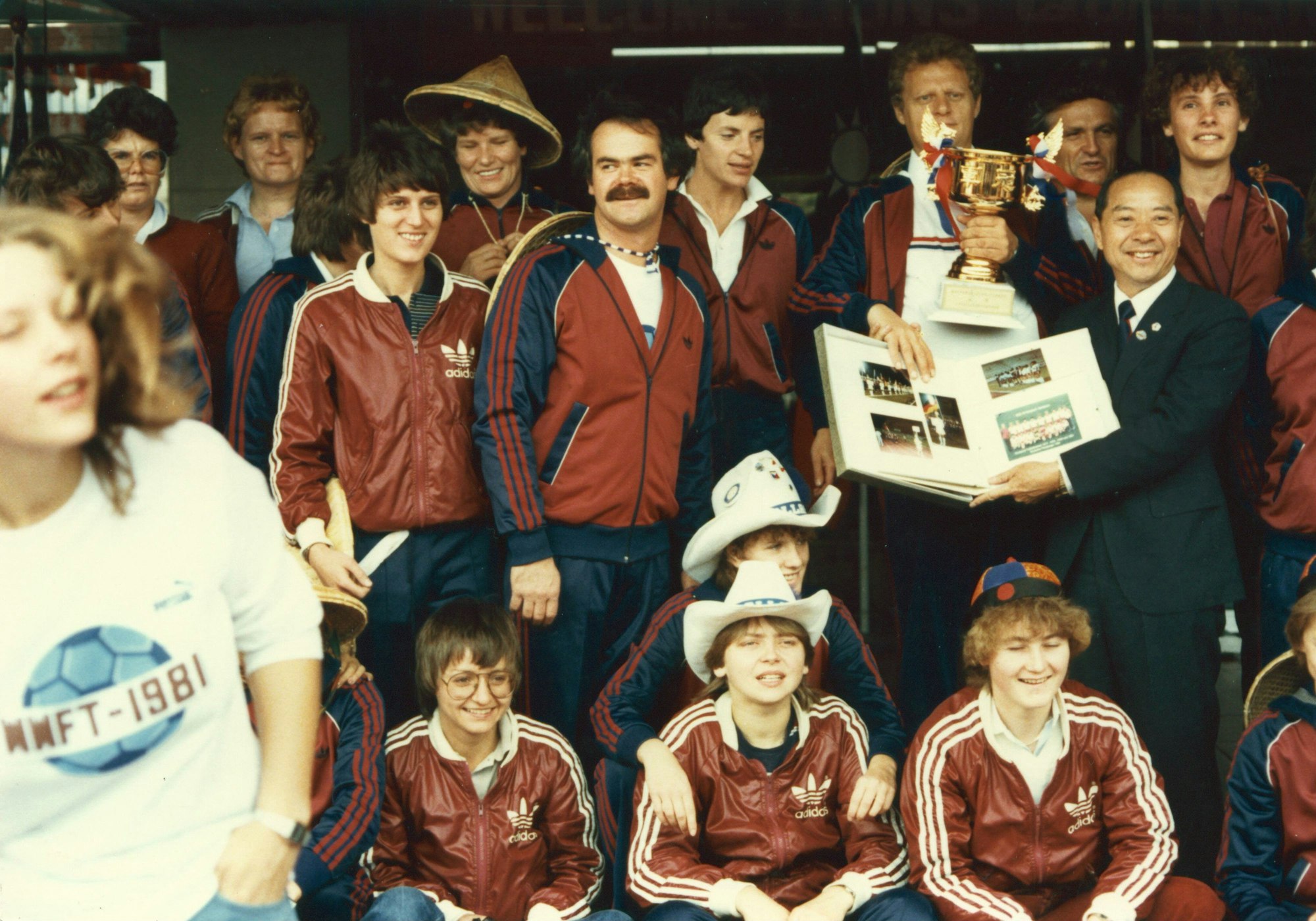 Gruppenfoto mit Spielerinnen und dem Turnier-Pokal.