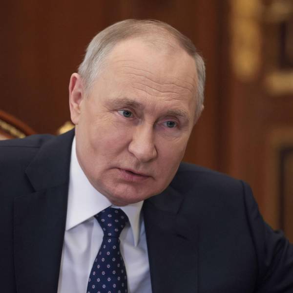 Der russische Präsident Wladimir Putin sitzt während einer Besprechung an einem langen Tisch im Kreml.