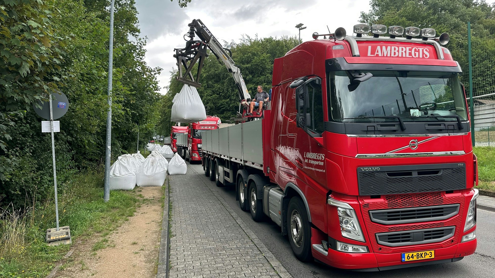 Mehrere Lkw lieferten das Füllmaterial an.