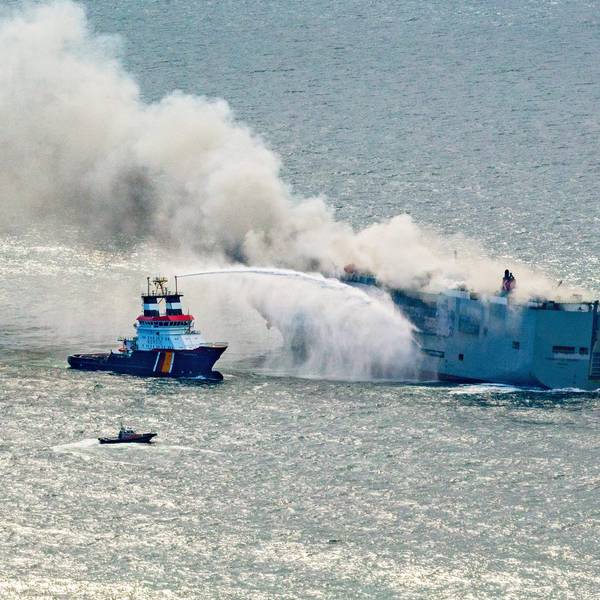 Der deutsche Notschlepper „Nordic“ versucht, den in Brand geratenen Frachter „Fremantle Highway“ in der Nordsee zu löschen. Mehrere Rettungsboote sind in der Nähe des havarierten Schiffs unterwegs.