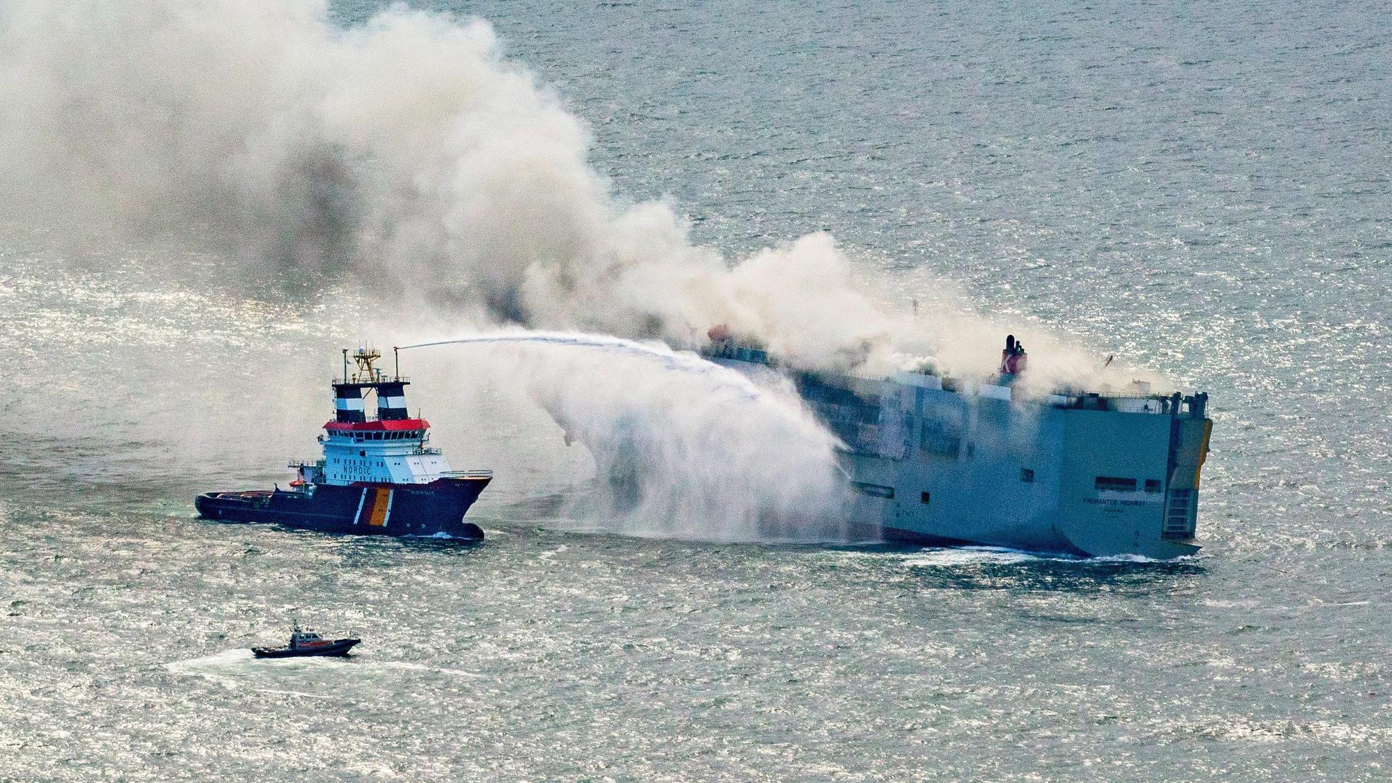 Der deutsche Notschlepper „Nordic“ versucht, den in Brand geratenen Frachter „Fremantle Highway“ in der Nordsee zu löschen. Mehrere Rettungsboote sind in der Nähe des havarierten Schiffs unterwegs.