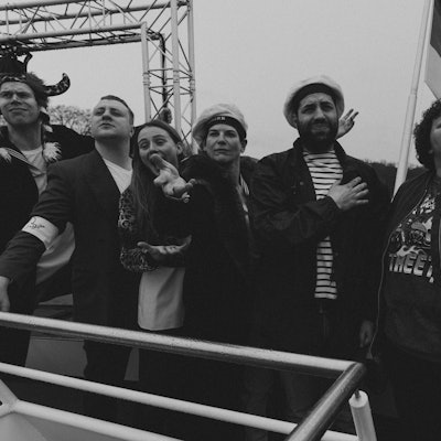 „Freiheit ist das Einzigste, was zählt - Rheinromantik“: Schwarz-weiß: Hans (Bibiana Beglau,) mit Claus (Alex Wissel), Georg (Thomas Schubert), Mopsa (Kais Setti), Freya (Thekla Viloo Fliesberg) und Helmuth (Julian Sark) am Bootsanleger.