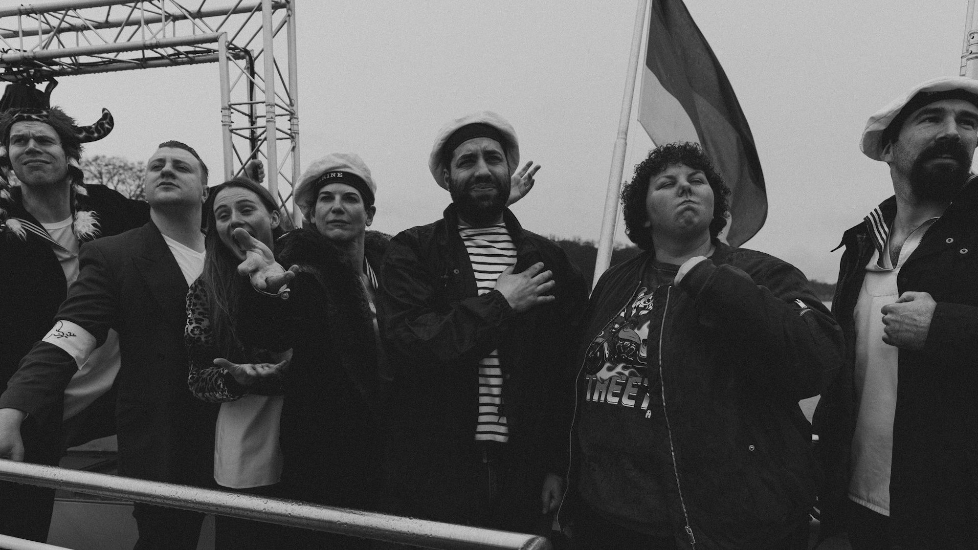 „Freiheit ist das Einzigste, was zählt - Rheinromantik“: Schwarz-weiß: Hans (Bibiana Beglau,) mit Claus (Alex Wissel), Georg (Thomas Schubert), Mopsa (Kais Setti), Freya (Thekla Viloo Fliesberg) und Helmuth (Julian Sark) am Bootsanleger.