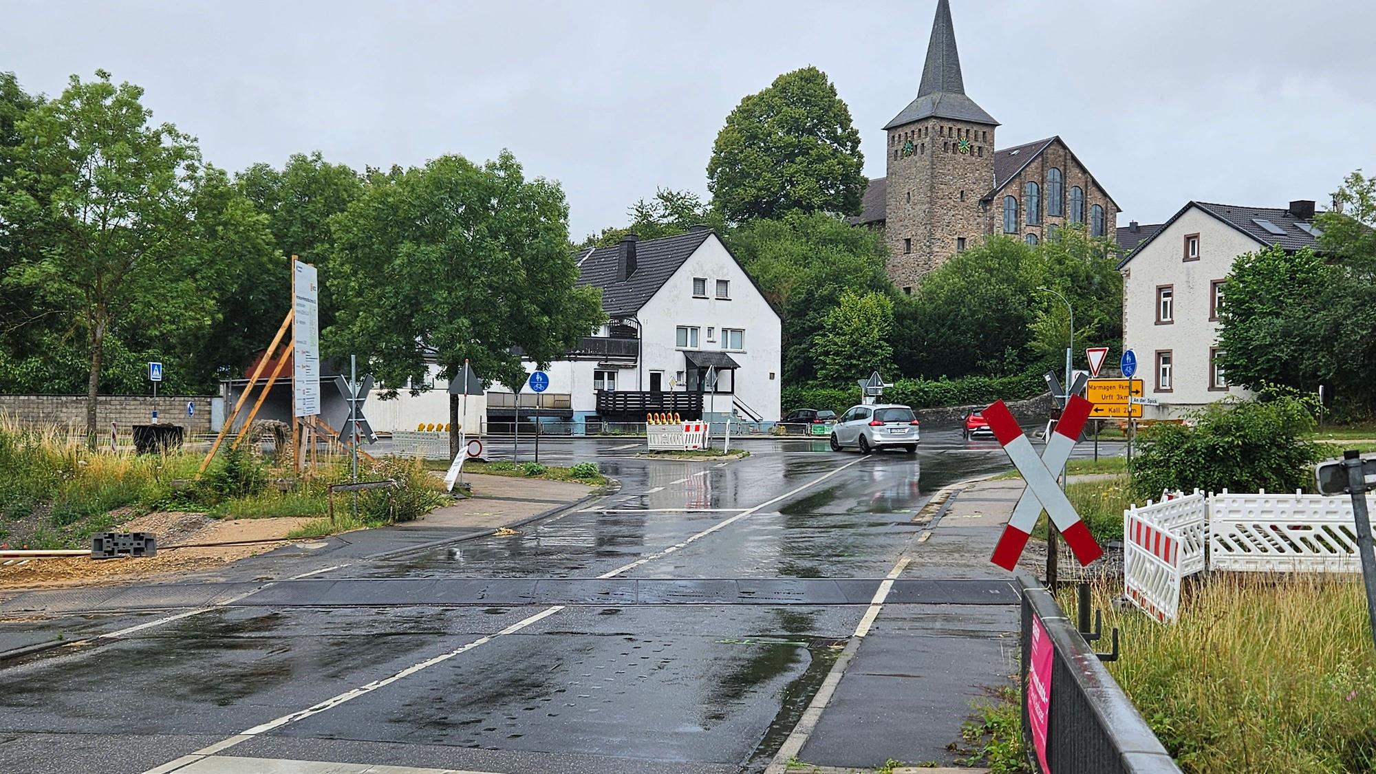 Das Foto zeigt die Landesstraße 203 mit dem Bahnübergang in Sötenich.