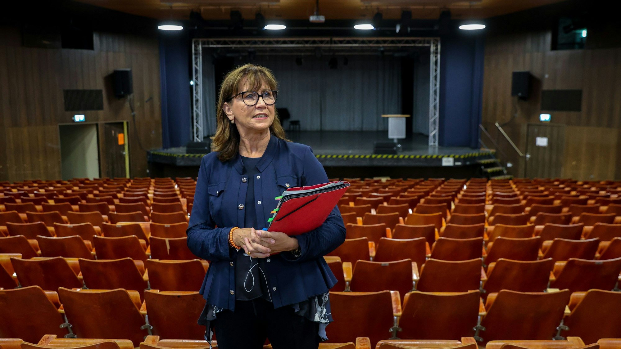 Eine Frau steht mitten in der Aula.