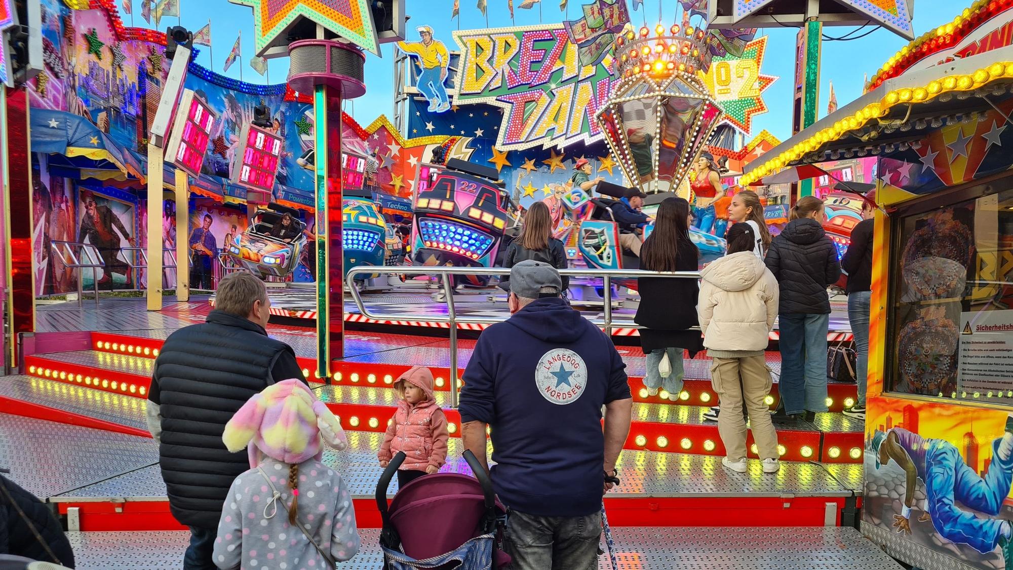 Menschen stehen vor einem Break Dancer.