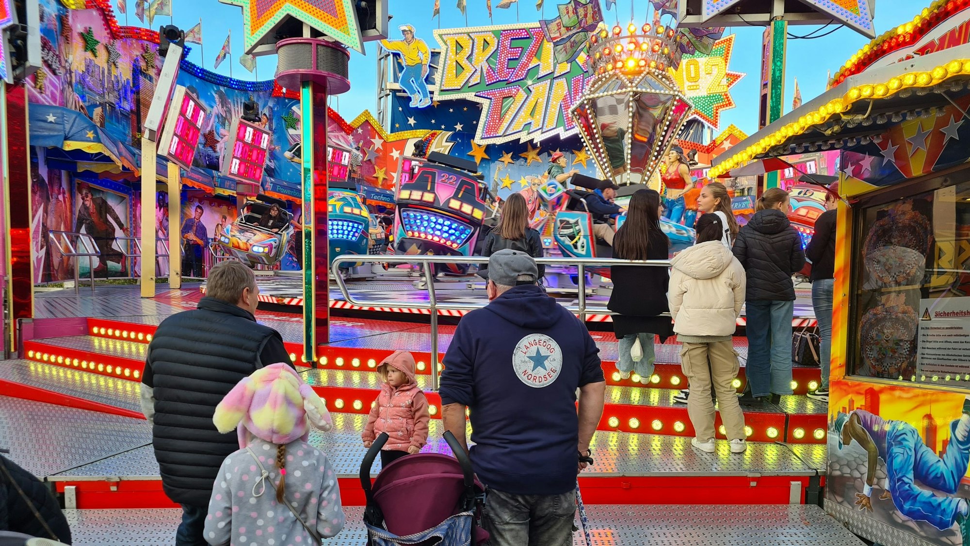 Menschen stehen vor einem Break Dancer.