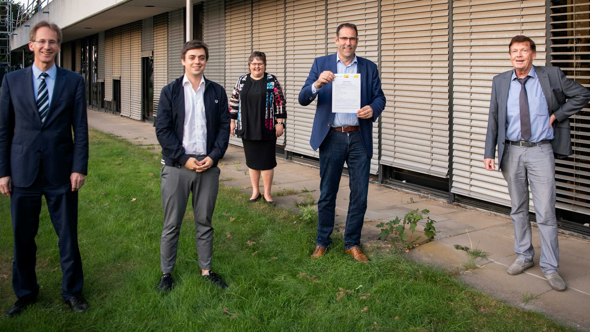 Das Bild zeigt die Vertreter von CDU, FDP und UWV bei der Vorstellung des Listenvertrages.