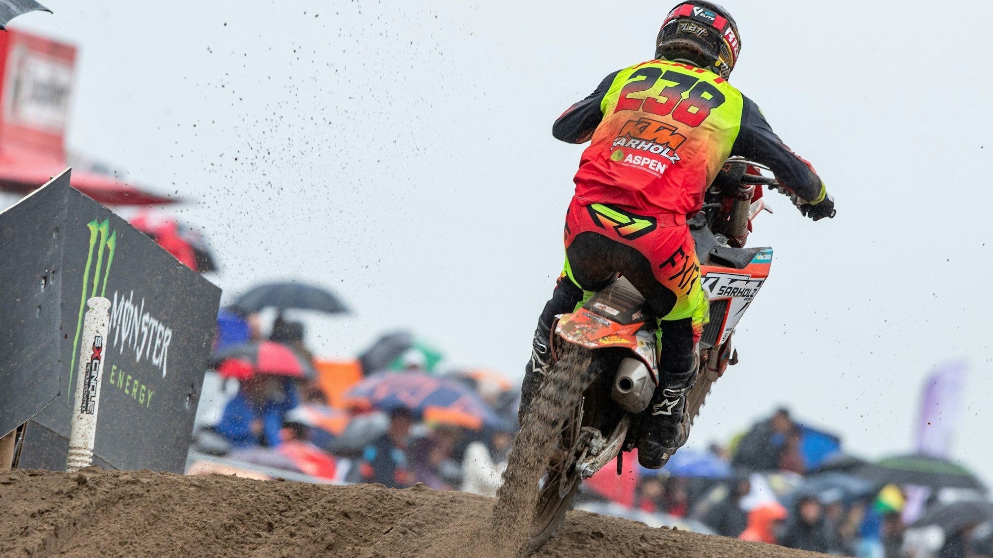 Motocrosser Lukas Platt ist von hinten zu sehen, wie er mit dem Motorrad einen Hügel überquert