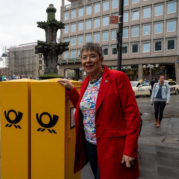 Die Deutsche Post hat zwei windschiefe, marode Briefkästen vor dem Sitz von Kölntourismus am Dom ersetzt und die Sockel erneuert. Dombaumeisterin a.D. hatte die alten Kästen als Sinnbild für die Verwahrlosung der Stadt kritisiert.