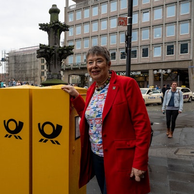 Die Deutsche Post hat zwei windschiefe, marode Briefkästen vor dem Sitz von Kölntourismus am Dom ersetzt und die Sockel erneuert. Dombaumeisterin a.D. hatte die alten Kästen als Sinnbild für die Verwahrlosung der Stadt kritisiert.