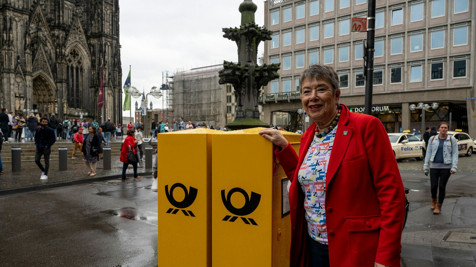 Die Deutsche Post hat zwei windschiefe, marode Briefkästen vor dem Sitz von Kölntourismus am Dom ersetzt und die Sockel erneuert. Dombaumeisterin a.D. hatte die alten Kästen als Sinnbild für die Verwahrlosung der Stadt kritisiert.