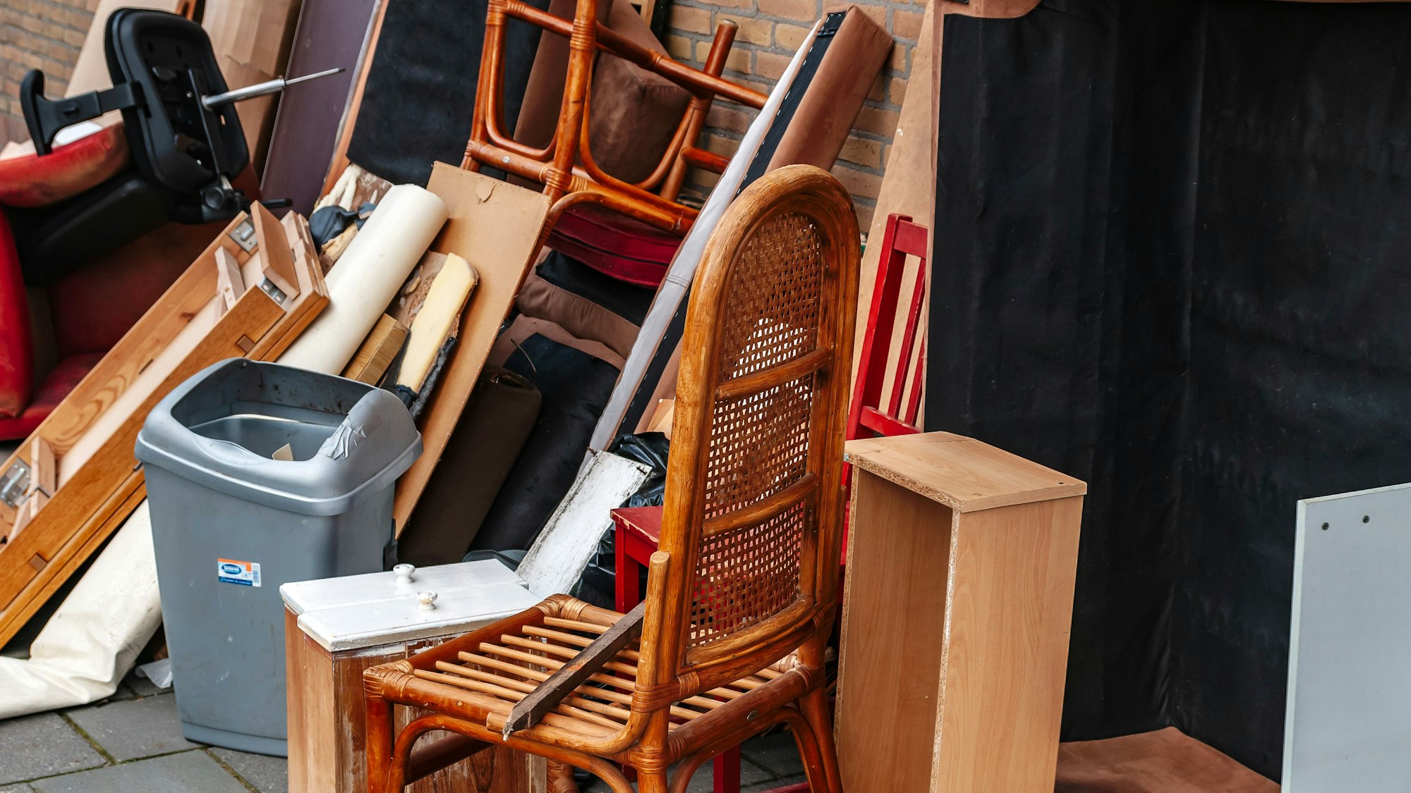 Sperrmüll auf einem großen Haufen auf der Straße.