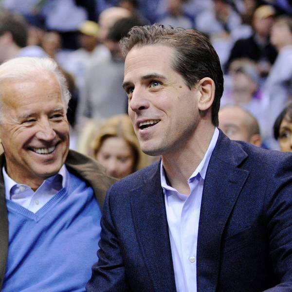 Joe Biden (l), damals Vizepräsident der USA, und sein Sohn Hunter Biden sehen sich ein NCAA-Basketballspiel an.