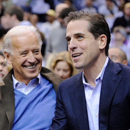 Joe Biden (l), damals Vizepräsident der USA, und sein Sohn Hunter Biden sehen sich ein NCAA-Basketballspiel an.