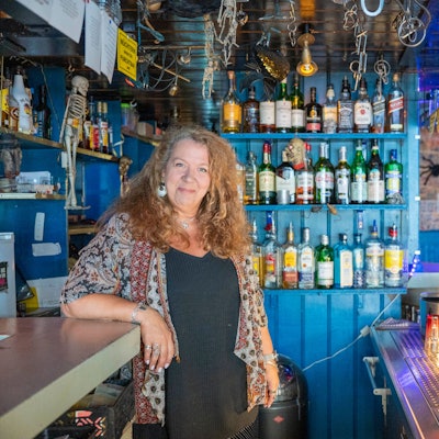 Nada Abdin lehnt an der Theke der Furchtbar.