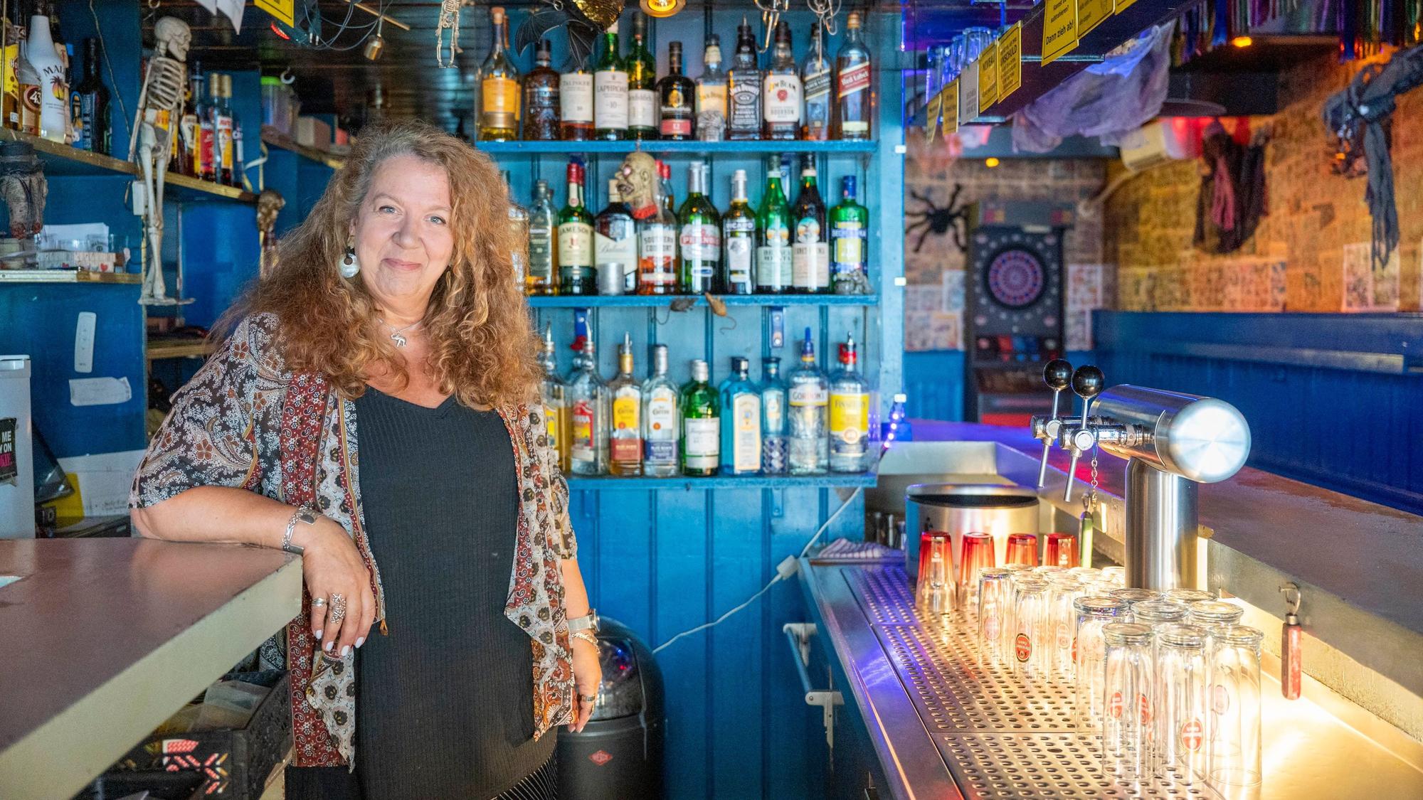 Nada Abdin lehnt an der Theke der Furchtbar.