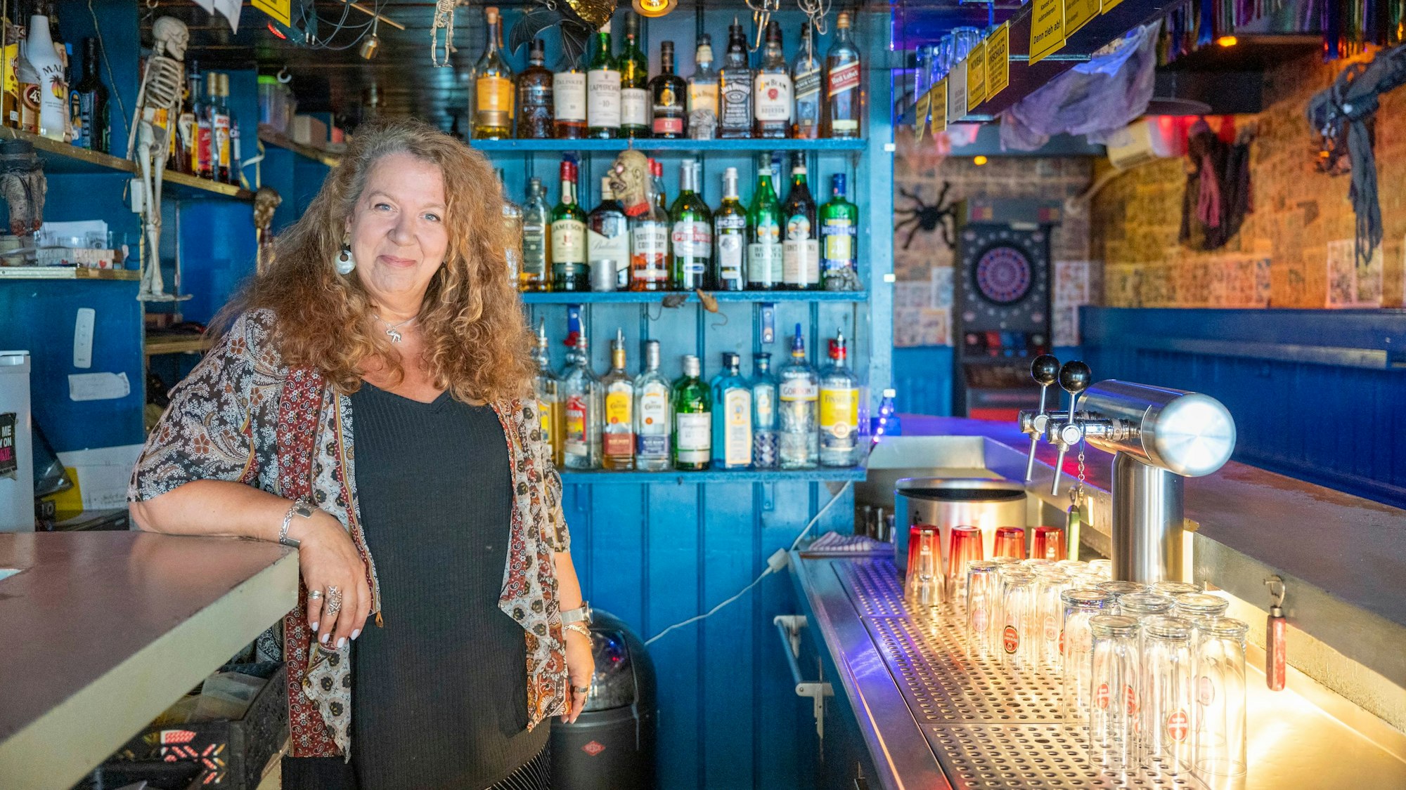 Nada Abdin lehnt an der Theke der Furchtbar.