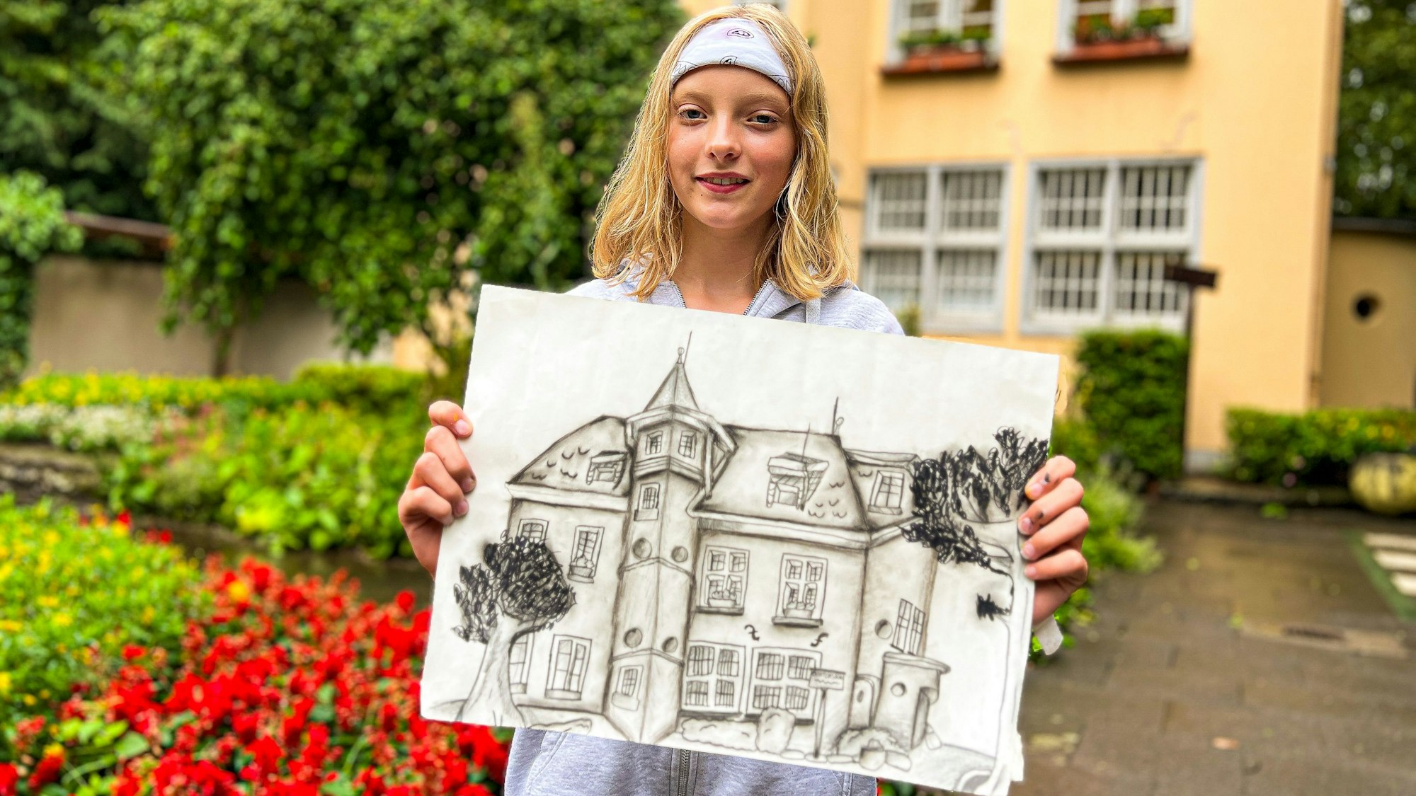 „Kulturrucksack“ in Wiesdorf: Leonie (12) mit ihrer Zeichnung der Doktorsburg.