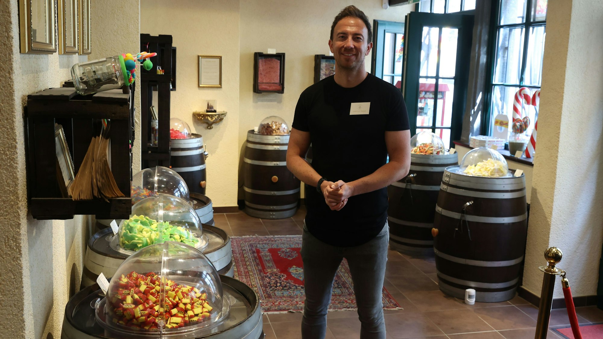 Im historischen Gebäude werden Süßigkeiten auf Fässern präsentiert.