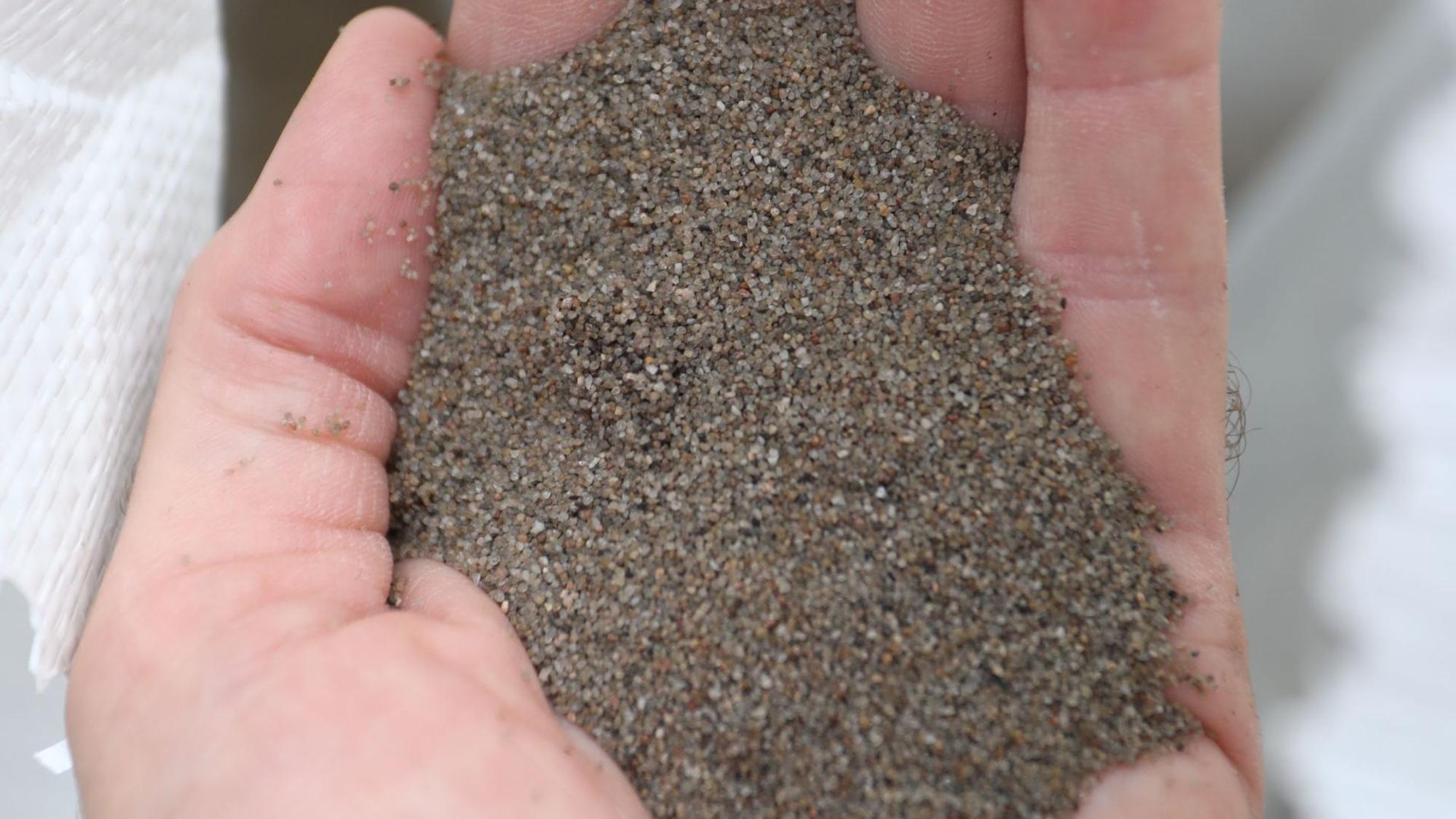Mit Sand wird der Rasen verfüllt.