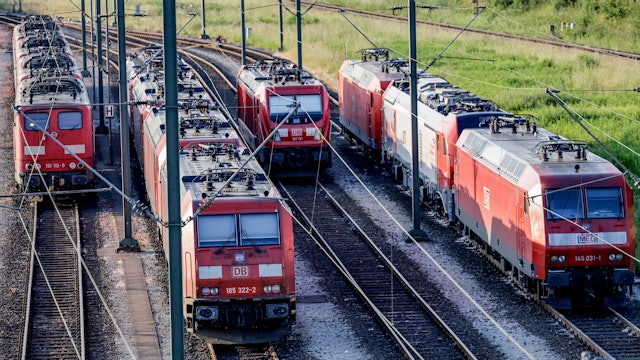 Lokomotiven stehen aufgereiht auf den Gleisen des Rangierbahnhofs Maschen.